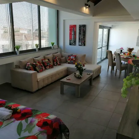 Spacious & Modern Studio Apartment Near The Airport Glyka Nera Exterior photo