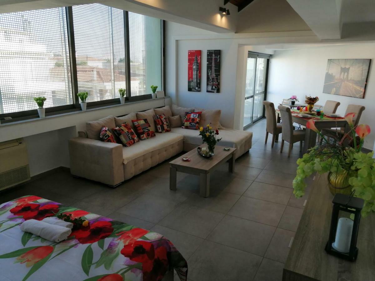 Spacious & Modern Near The Airport Apartment Glyka Nera