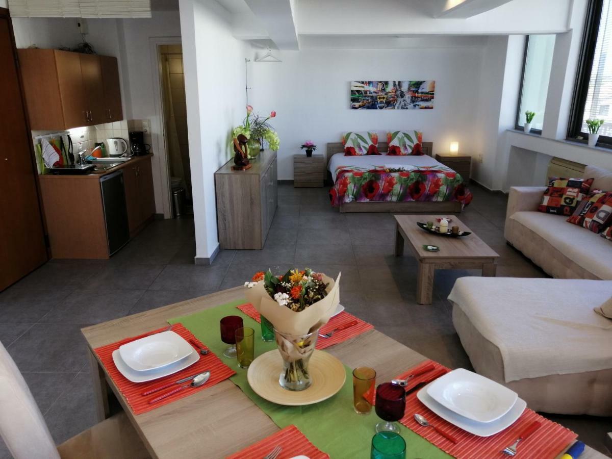 Spacious & Modern Near The Airport Glyka Nera